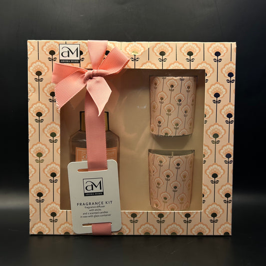 Diffuseur de parfum à bâtonnets et deux bougies parfumées.