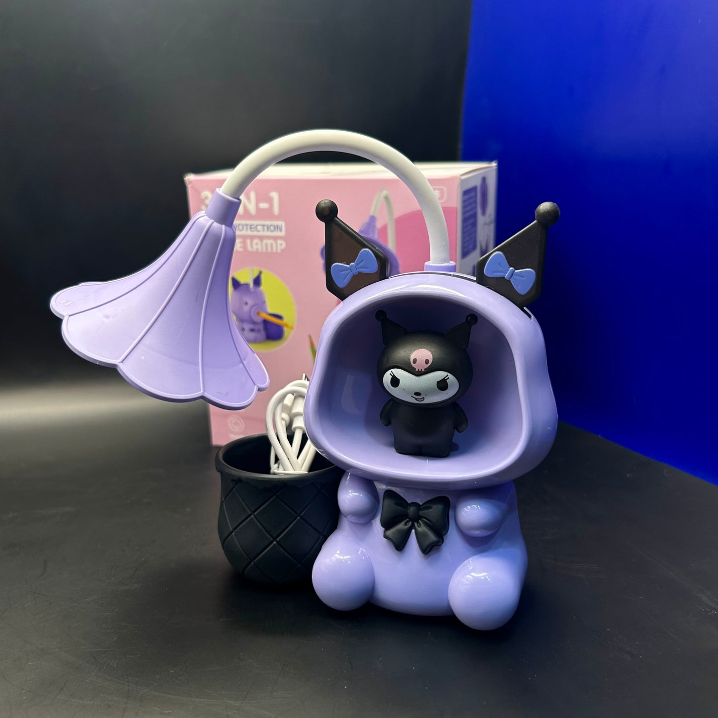 Lampe de bureau LED - Kuromi de Sanrio.